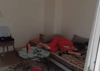 Birlikte yaşadığı kadını dövüp bıçakladı