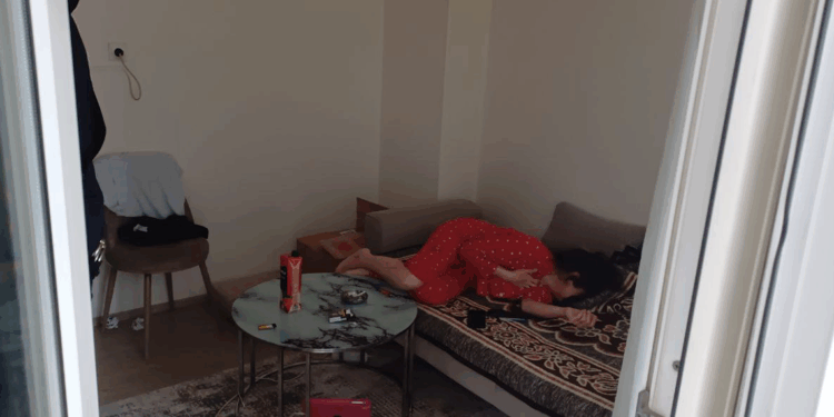 Birlikte yaşadığı kadını dövüp bıçakladı