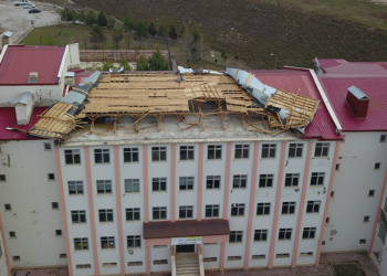 Bitlis'te fırtına okulun çatısını uçurdu