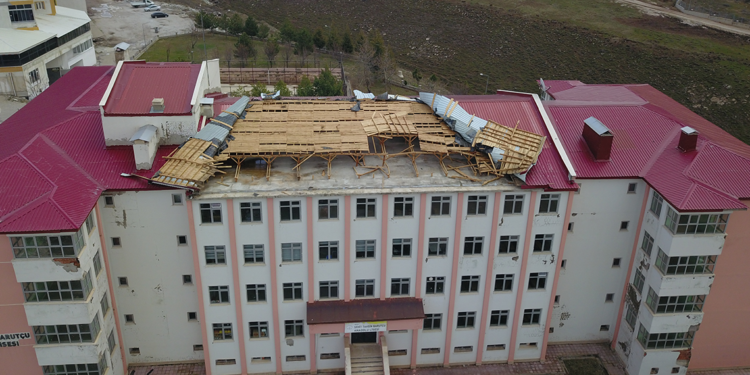 Bitlis'te fırtına okulun çatısını uçurdu