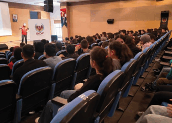 Bitlis'te öğrenciler, 'Aybüke Öğretmen Oldum Ben' filmini izledi