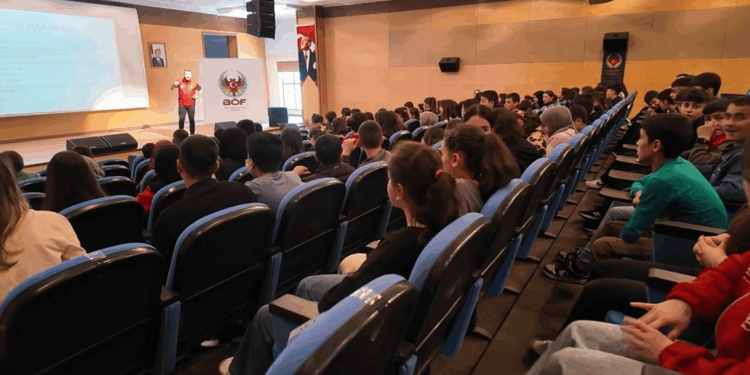 Bitlis'te öğrenciler, 'Aybüke Öğretmen Oldum Ben' filmini izledi