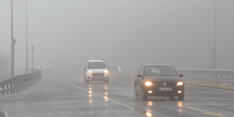 Bolu Dağı'nda hafif kar yağışı ve sis
