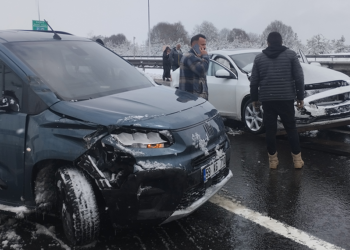 Bolu'da otoyolda 8 araç zincirleme kazaya karıştı; 10 yaralı