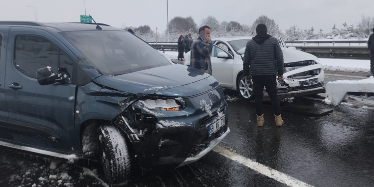Bolu'da otoyolda 8 araç zincirleme kazaya karıştı; 10 yaralı
