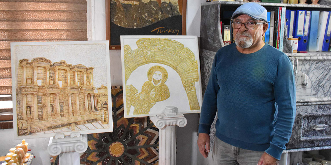 Dursun Köroğlu (68), Efes Selçuk Kent Belleği Merkezi'nde sergilenen 'Çanakkale'yi Avucunda Hisset' eseriyle Çanakkale ruhunu İzmir'de yaşatıyor.