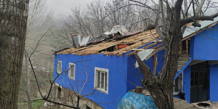 Fırtınada 50'den fazla evin çatısının uçtu, 100’ün üzerinde ağaç devrildi
