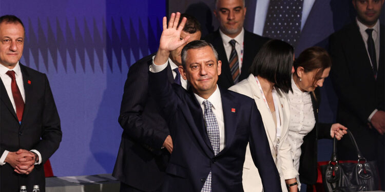 Özgür Özel yeniden Genel Başkan seçildi