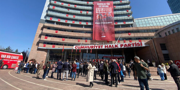 CHP Genel Merkezi'nde imza kampanyası