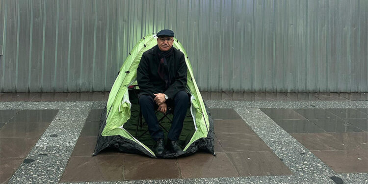 Mahmut Tanal Adalet Bakanlığı önünde çadır kurdu