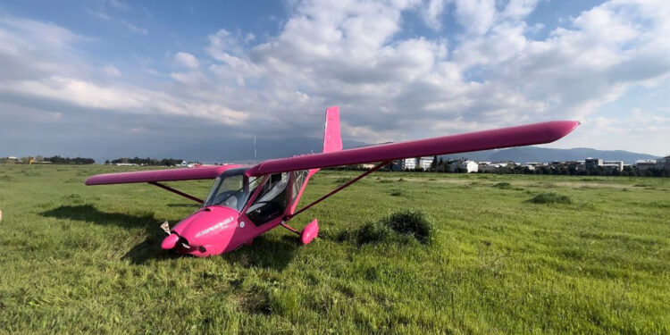 Çift kişilik uçağın pervanesi iniş sırasında piste çarptı; 2 yaralı