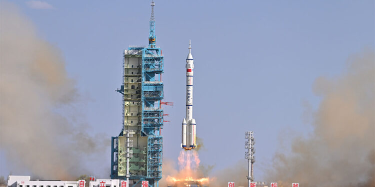 'Uzun Yürüyüş-2F' roketi fırlatıldı