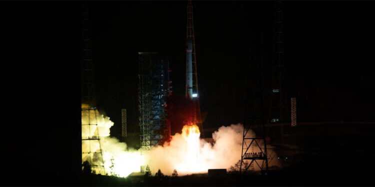 Çin, uzaya iletişim test uydusu fırlattı