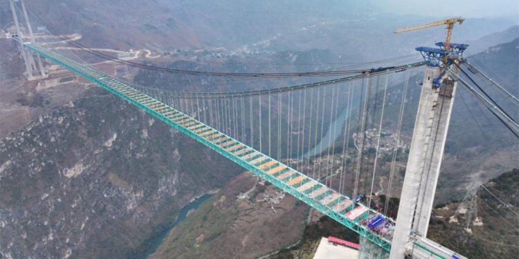 Çin'de dünyanın en yüksek köprüsü açılıyor