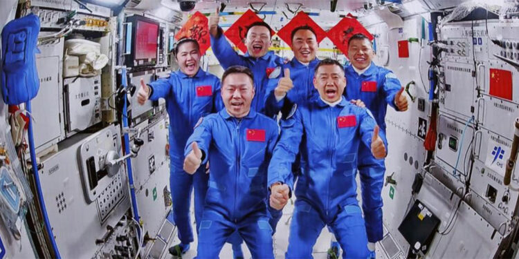 Shenzhou-19 misyonunda yer alan taykonotlar görev teslimini tamamladı