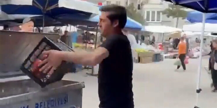 Çorum'da domatesleri çöpe döken pazarcıya milyonluk ceza