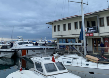 Çanakkale'de göçmenleri taşıyan bot battı; 5 ölü