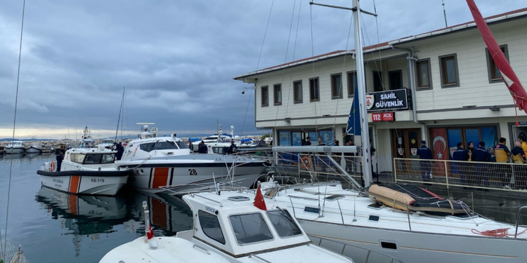 Çanakkale'de göçmenleri taşıyan bot battı; 5 ölü