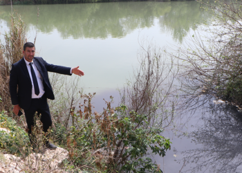 Ceyhan Nehri'ne akan drenaj kanalları, kirlilikten renkten renge büründü
