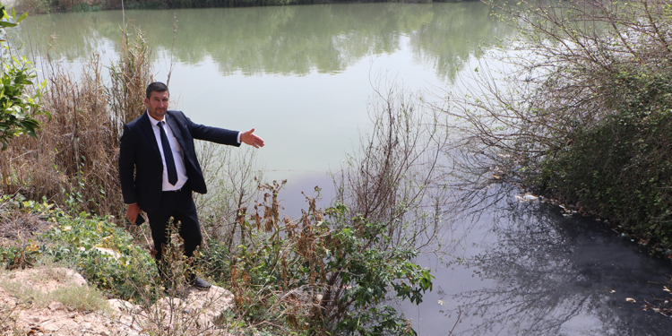 Ceyhan Nehri'ne akan drenaj kanalları, kirlilikten renkten renge büründü