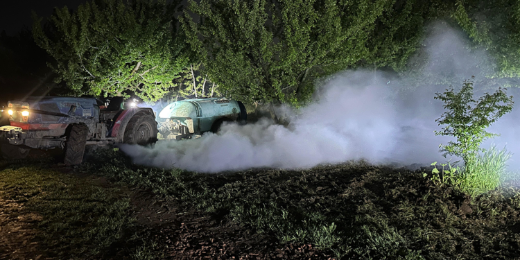 Çiftçiler, zirai dona karşı traktörlerle sis bulutu oluşturdu