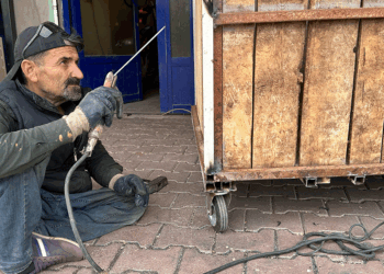 Çocukken engelli kaldı, kaynakçılık yaparak geçimini sağlıyor