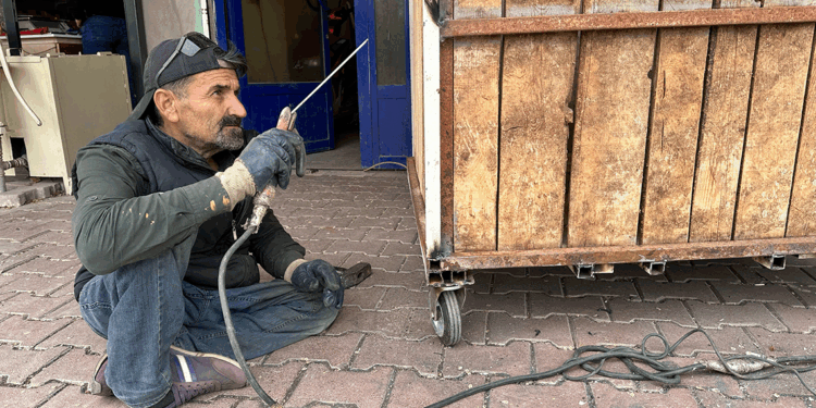 Çocukken engelli kaldı, kaynakçılık yaparak geçimini sağlıyor