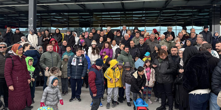 Down sendromlu çocuğun alınmadığı oyun alanı önünde protesto