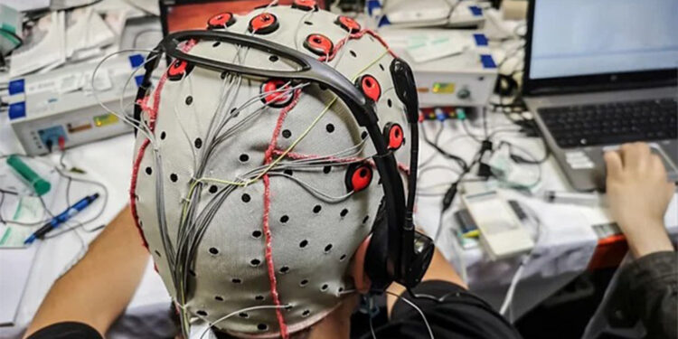 Düşünceyi konuşmaya çeviren cihaz geliştirildi