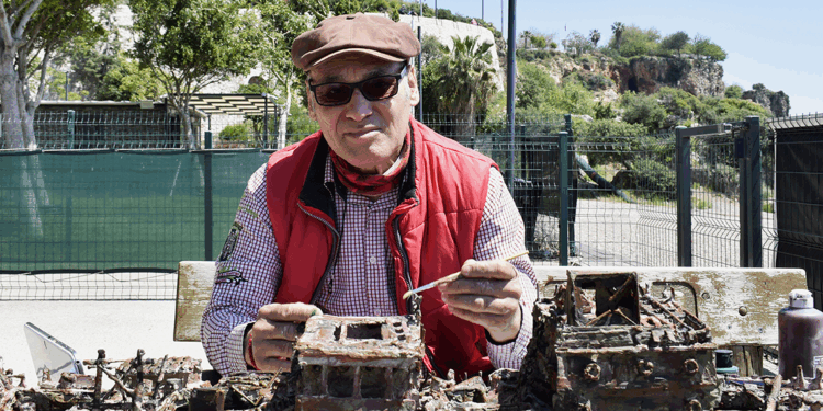 Dalış eğitmeni, 2'nci Dünya Savaşı'nda batan geminin maketini yaptı