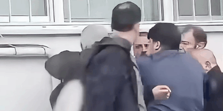 Deprem sonrası sokağa çıkan komşular arasında kavga