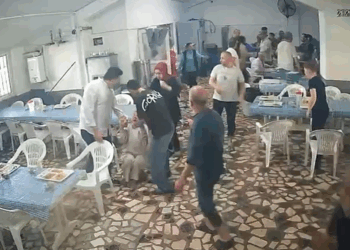 Depremde bir işçi bayılırken bir kişi yemek yemeye devam etti