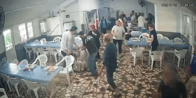 Depremde bir işçi bayılırken bir kişi yemek yemeye devam etti