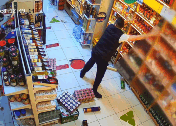 Depremden kaçmak yerine canına hiçe sayıp raflardaki ürünleri tuttu