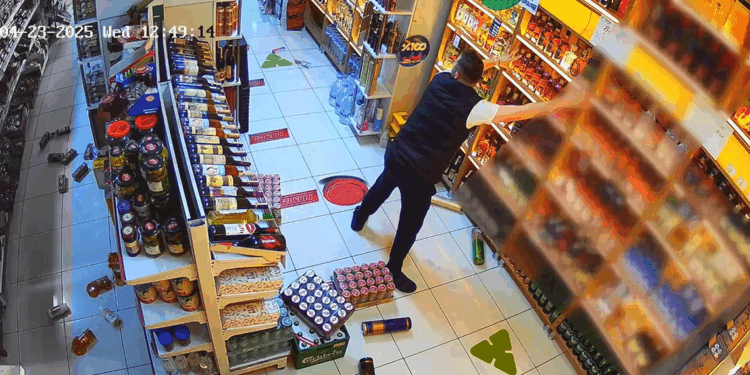 Depremden kaçmak yerine canına hiçe sayıp raflardaki ürünleri tuttu