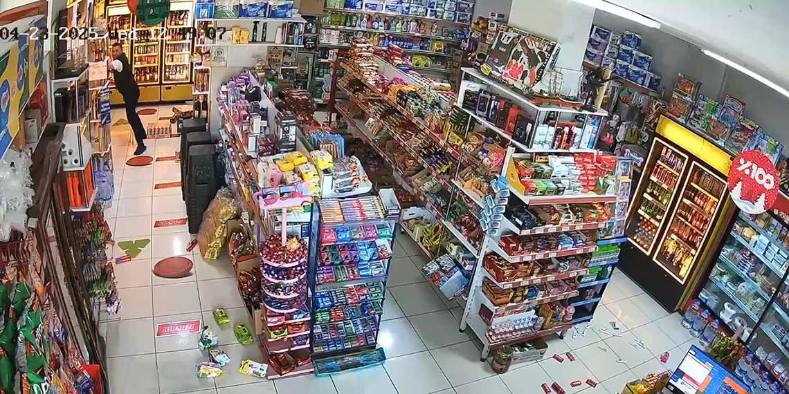 Depremden kaçmak yerine canına hiçe sayıp raflardaki ürünleri tuttu