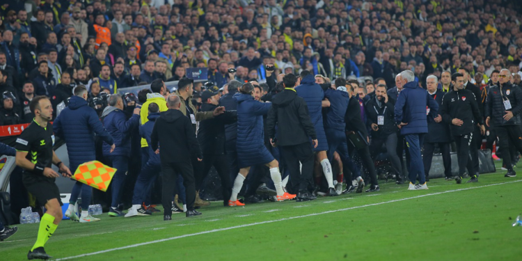 Derbide son anlarda saha karıştı