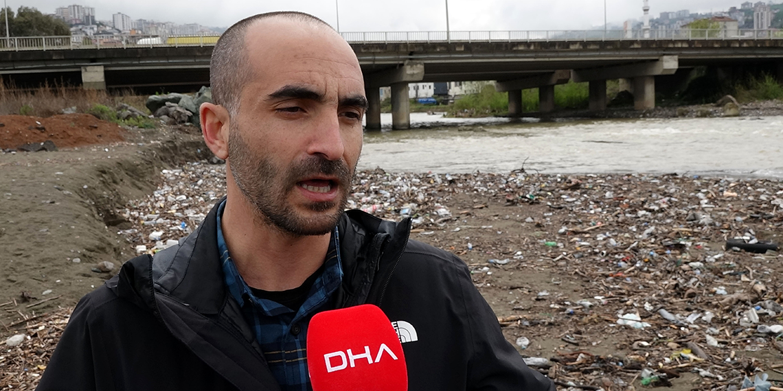 Derelerle sürüklenen çöpler Karadeniz'i kirletiyor