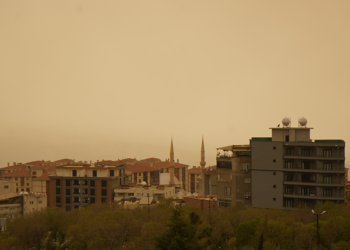 Diyarbakır ve Şırnak'ta toz taşınımı etkili oldu