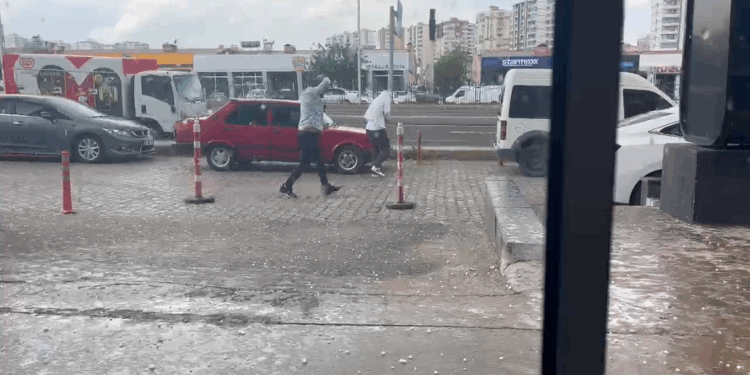 Diyarbakır'da dolu ve sağanak etkili oldu