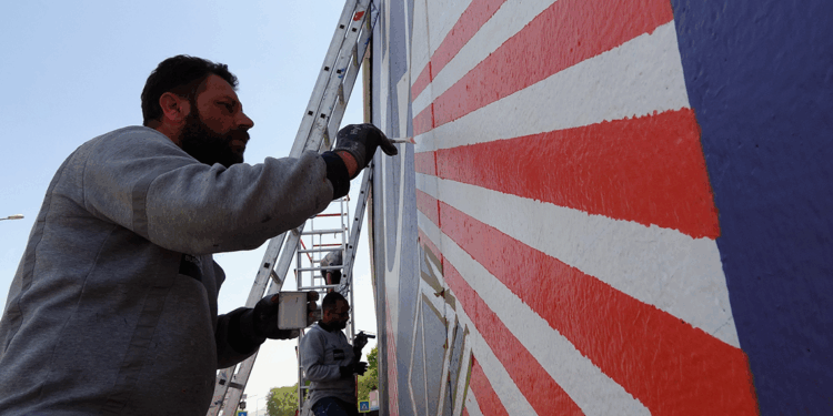 Duvarları tuval yapıp şehrin değerlerini resmediyorlar