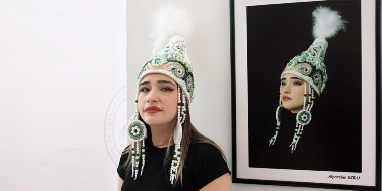 Türk uygarlıklarında kullanılan geleneksel başlıklar fotoğraflarla sergilendi