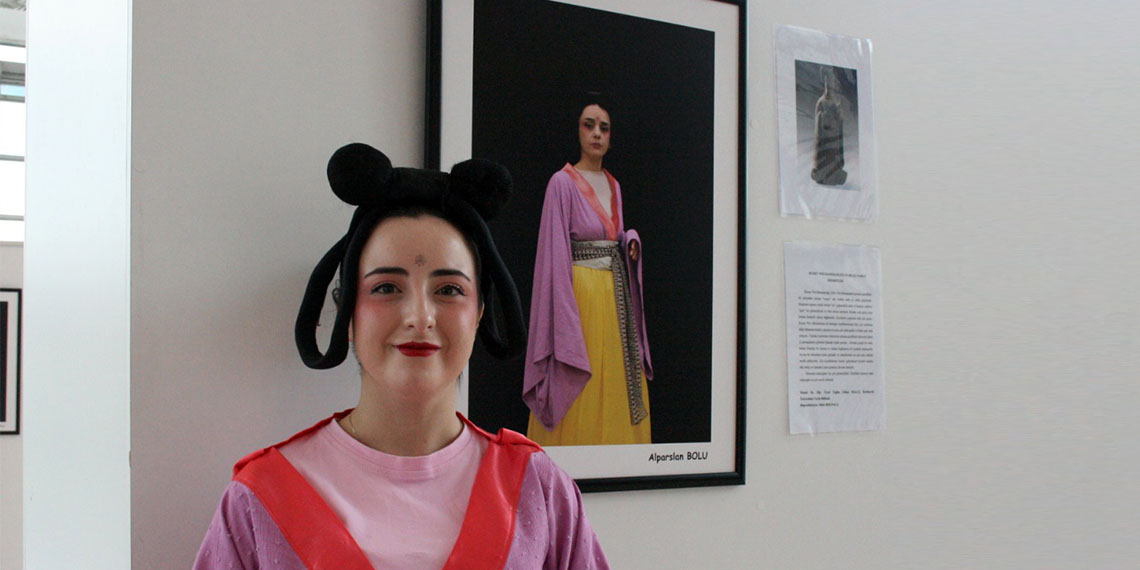 Edirne’de, arkeolojik bulgularla elde edilen eski Türk uygarlıklarında kullanılan geleneksel başlıklar, Trakya Üniversitesi Eski Türk Tarihi ve Kültürü Topluluğu’nun çalışmasıyla yeniden üretilip, canlı mankenler üzerinde ve fotoğraflarla sergilendi.