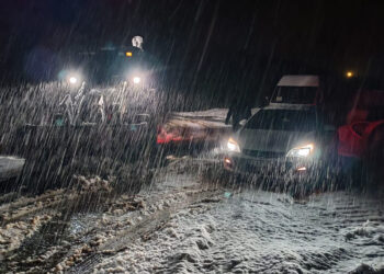 Elazığ'da karda mahsur kalan araçlar kurtarıldı