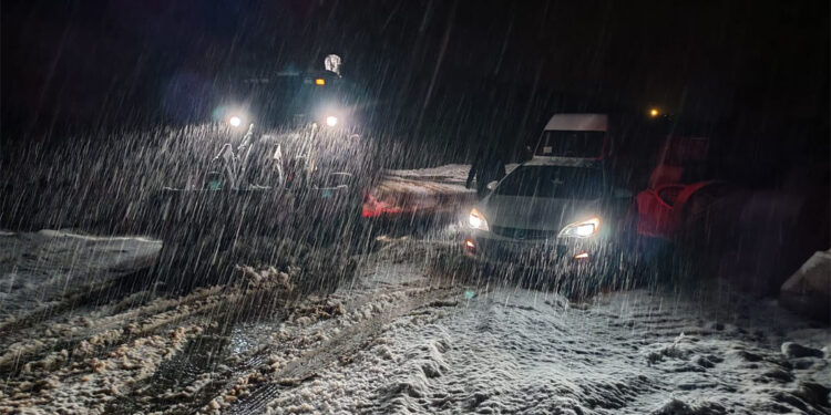 Elazığ'da karda mahsur kalan araçlar kurtarıldı