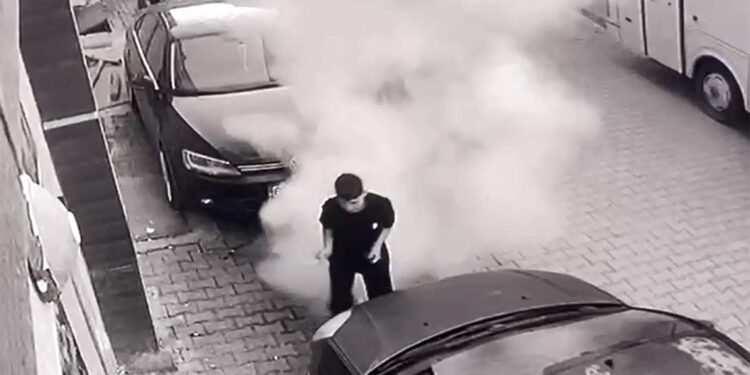 Elindeki torpillerin patlamasıyla ağır yaralandı