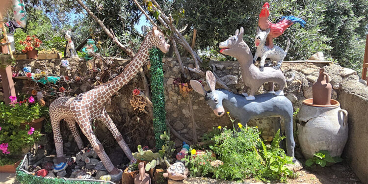 Evinin bahçesini açık hava müzesine dönüştürdü