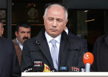 Efkan Ala'dan Sırrı Süreyya Önder'in tedavi gördüğü hastaneye ziyaret