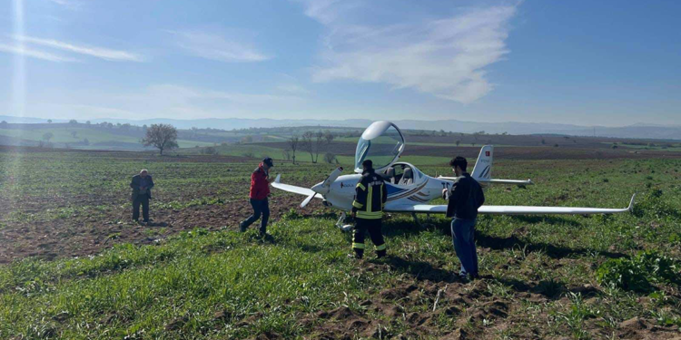 Eğitim uçağı tarlaya zorunlu iniş yaptı