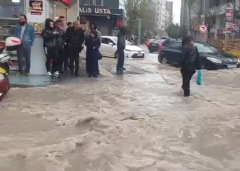 Elazığ'da kuvvetli sağanak; yollar göle döndü